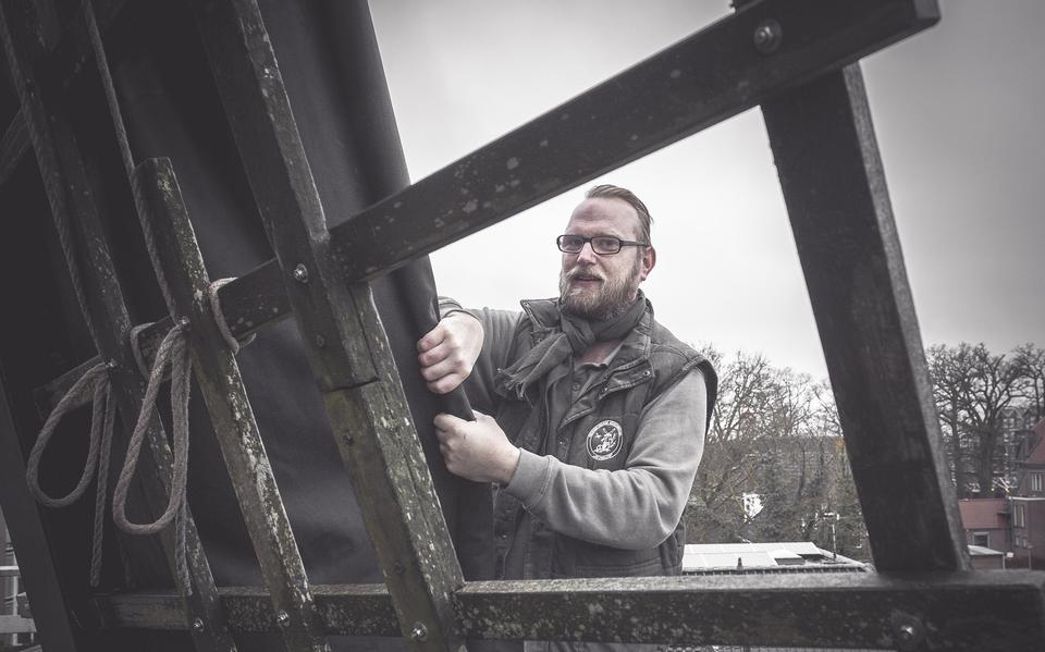 Jerry Vondeling aan het werk op de molen De Zwaluw in Hoogeveen.