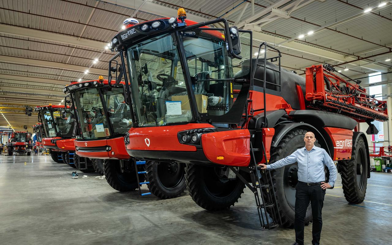 Wim van den Bosch en een aantal machines in de kenmerkende kleuren van Agrifac. Wim van den Bosch en een aantal machines in de kenmerkende kleuren van Agrifac.