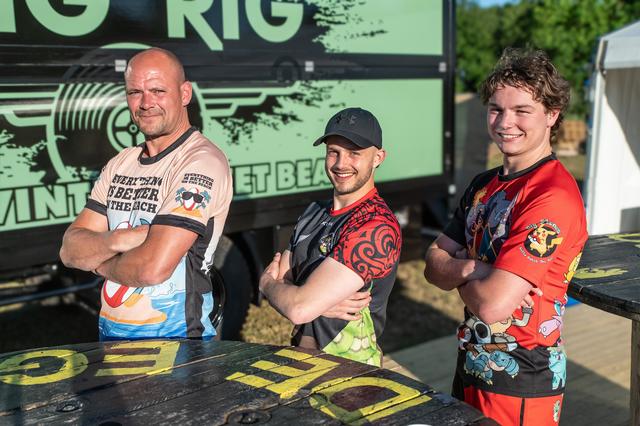 Na een zwaar seizoen lekker uitpuffen op het strand: dat doen de rugbyers van The Big Stones uit Hav