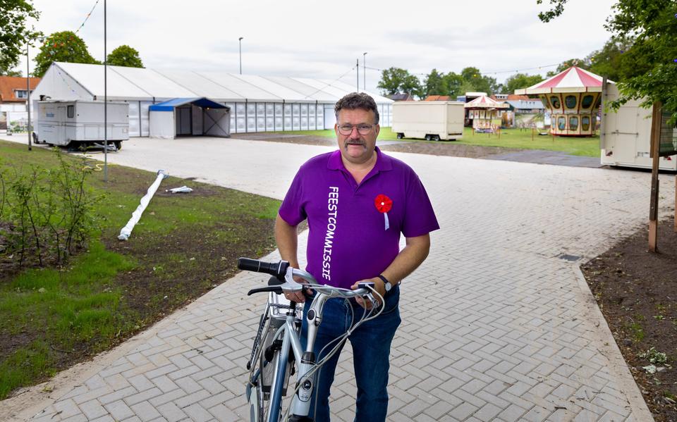 Voorzitter André Wever van de Uffelter School en Volksfeestcommissie op het nieuwe verharde feestterrein in het hart van het dorp. 