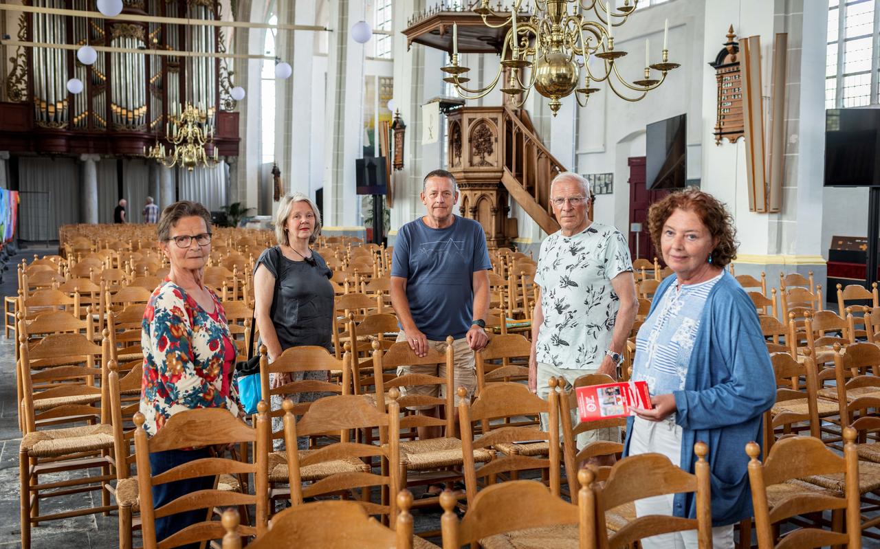 De kunstenaars die exposeren in de Grote kerk in Steenwijk tijdens een overleg. De kunstenaars die exposeren in de Grote kerk in Steenwijk tijdens een overleg.
