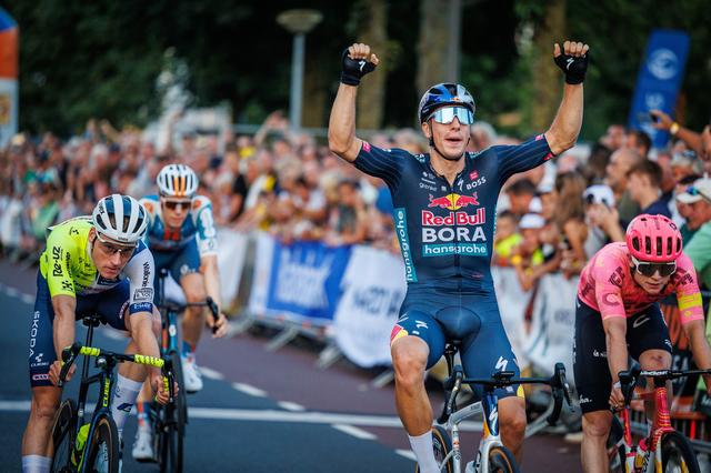 Het gaat helemaal fout in Steenwijk: gratis foute party van QMusic sluit wielercriterium Spektakel v