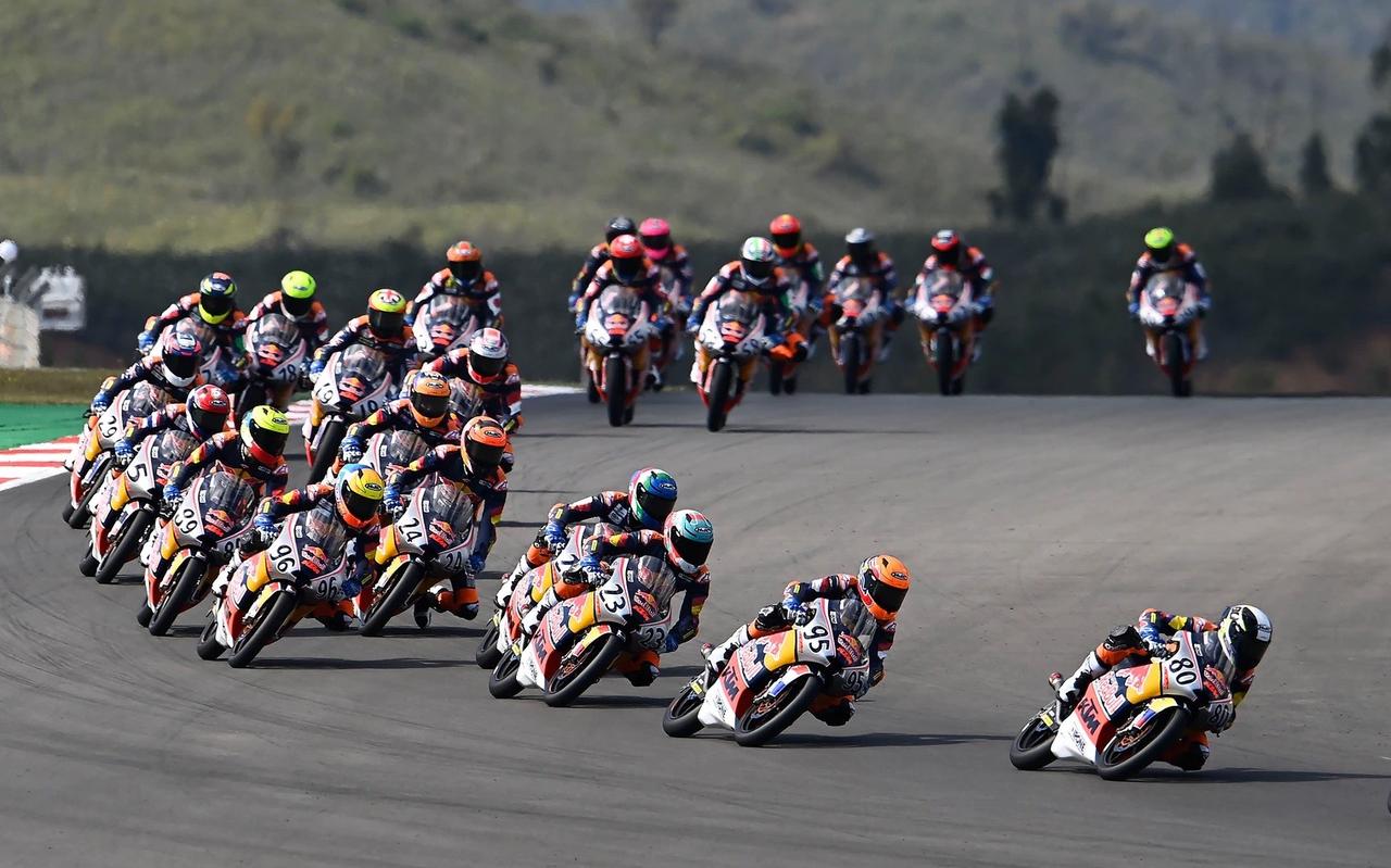 Collin Veijer (95) zit vlak achter kampioenschapsleider David Alonso, in de openingsfase van race 2 in Portugal. Collin Veijer (95) zit vlak achter kampioenschapsleider David Alonso, in de openingsfase van race 2 in Portugal.