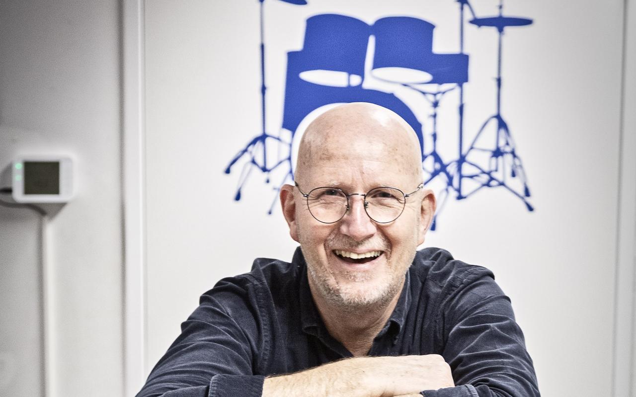 Muziekdocent Hans Hooijer in zijn lokaal. Muziekdocent Hans Hooijer in zijn lokaal.