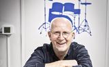 Muziekdocent Hans Hooijer in zijn lokaal.