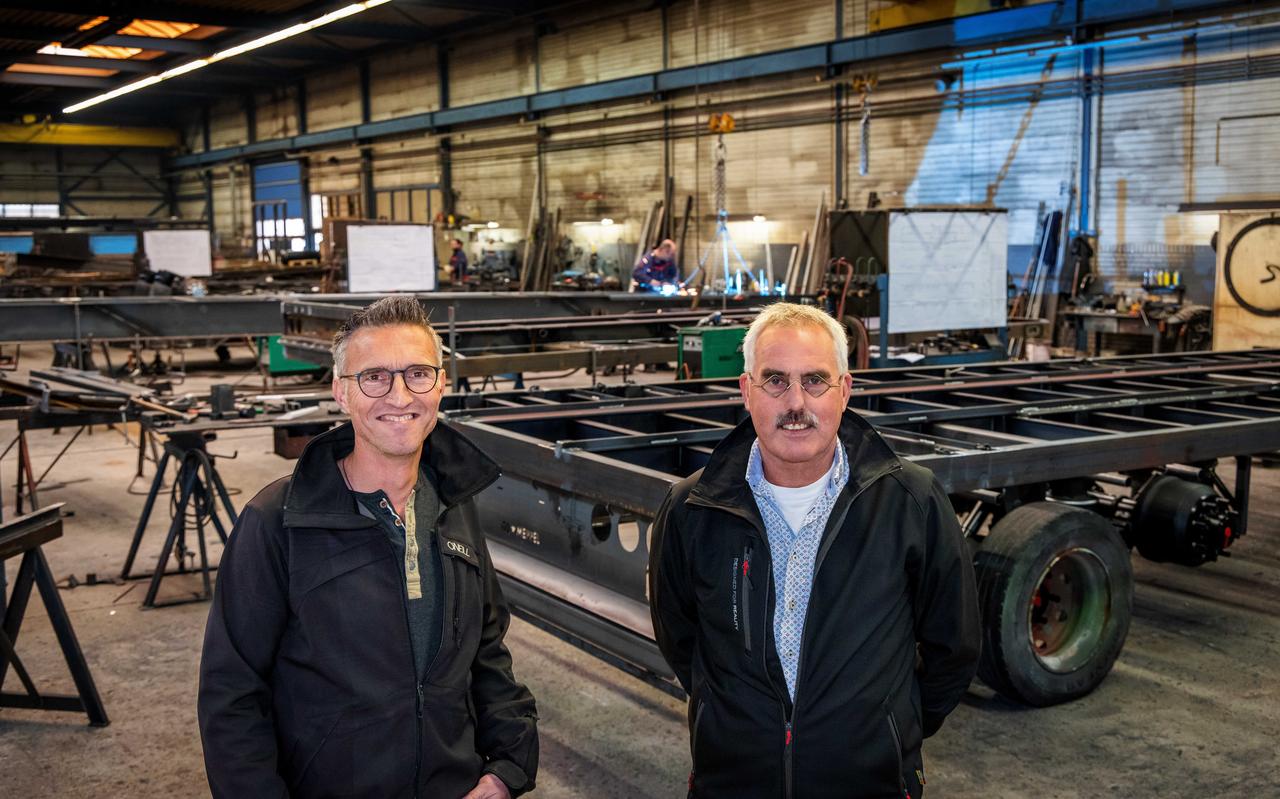 Anton Meurs (links) en Wim Steenbergen in de productiehal in Meppel. Anton Meurs (links) en Wim Steenbergen in de productiehal in Meppel.