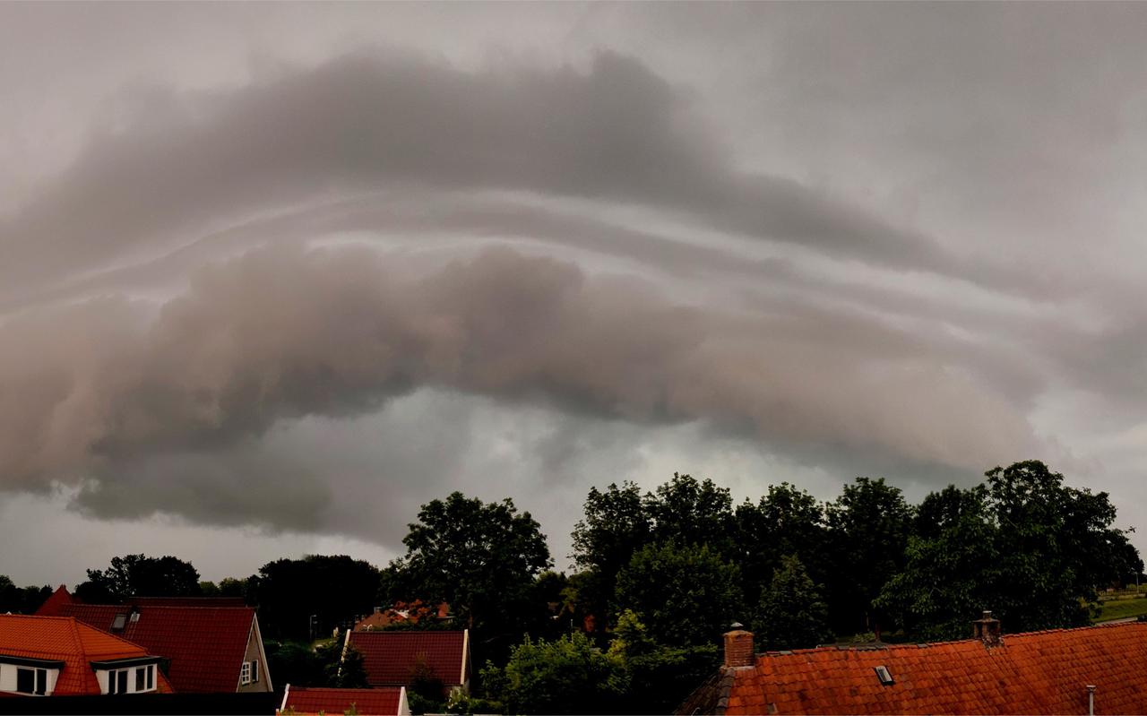 De onweersbui van 4 juli produceerde ook nog een fraaie shelfcloud die tegen 18 uur tussen Meppel en Steenwijk zichtbaar was.