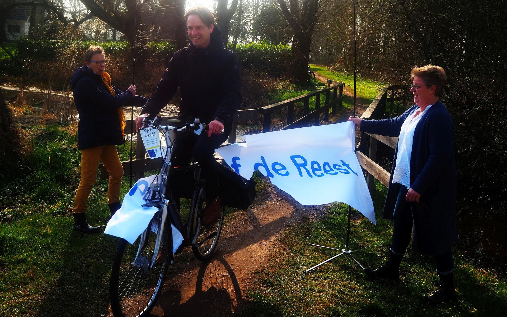 Wethouder Alwin te Rietstap opende de routes op symbolische wijze bij het bruggetje over de Reest bij de Tippe.    
