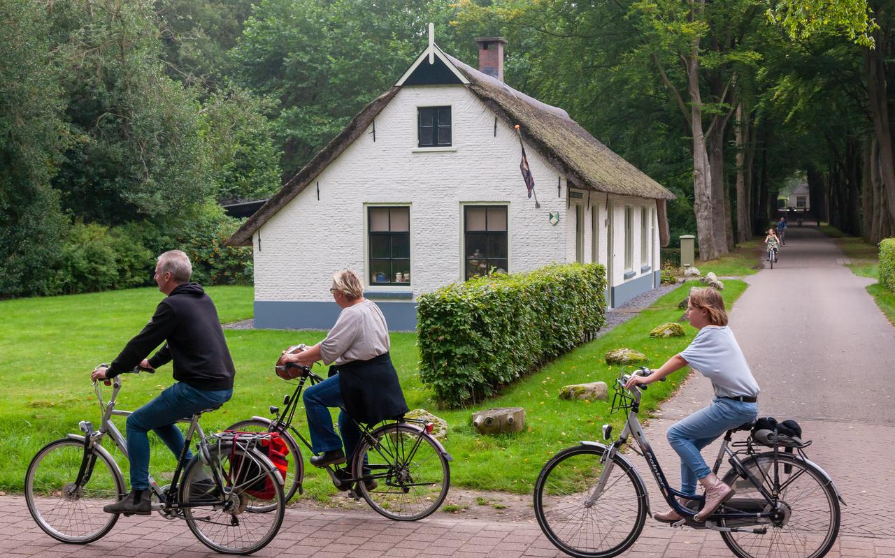 Op de fiets langs de monumenten. Op de fiets langs de monumenten.