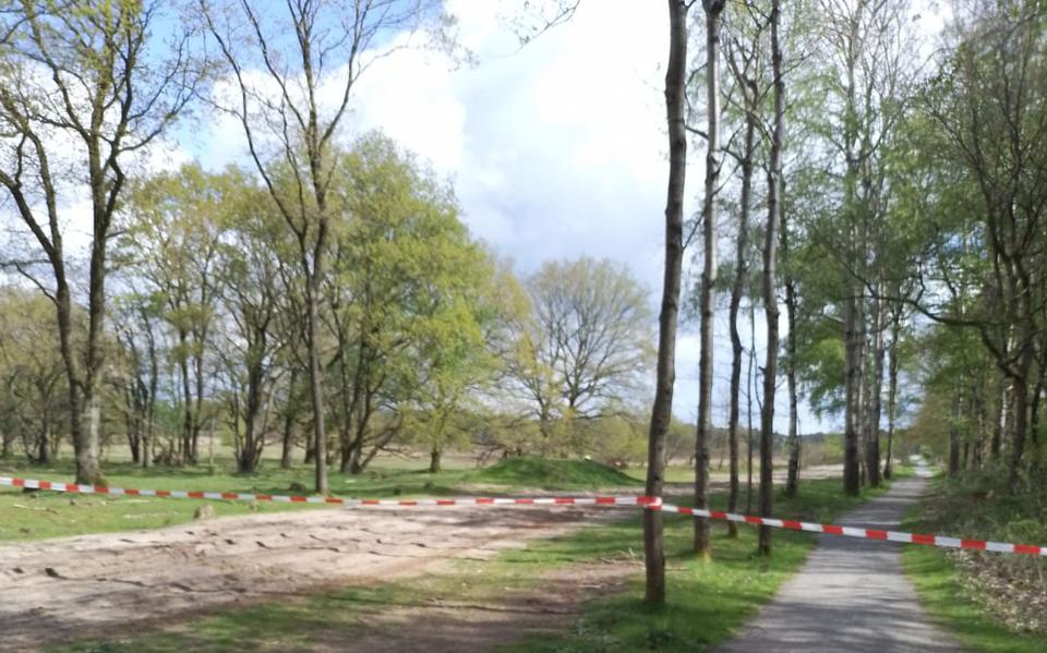 Het deel rondom de pas ontdekte bom in het Holtingerveld is afgezet.