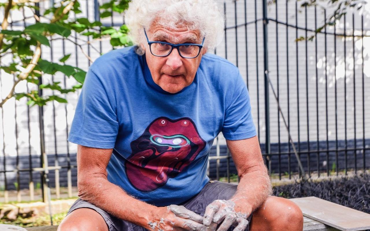 Geo Hultink is pottenbakker en voorzitter van Kunstkring Steenwijkerland. Geo Hultink is pottenbakker en voorzitter van Kunstkring Steenwijkerland.