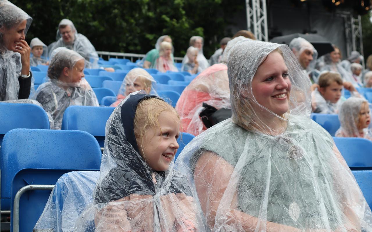 Genieten van het optreden van Ernst en Bobbie, zelfs in de regen. Genieten van het optreden van Ernst en Bobbie, zelfs in de regen.