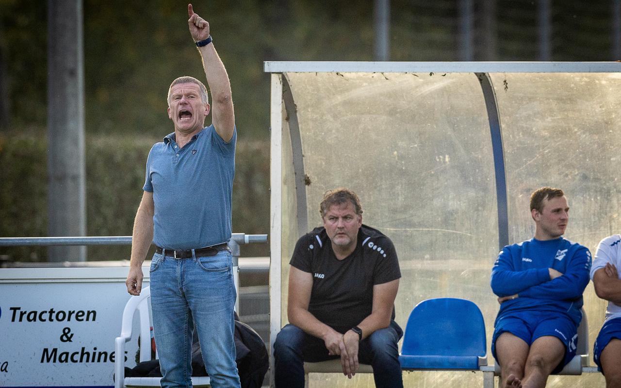 Trainer Edwin Duim van VHK geeft luidkeels aanwijzingen tijdens de competitiewedstrijd tegen SC Rouveen, eind oktober.