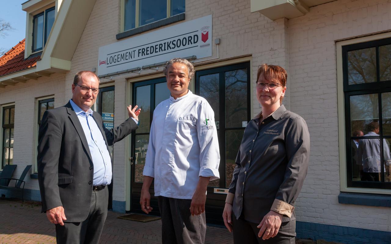 Eigenaren Marcel en Ginie Vos van Gasterij Logement Frederiksoord met in hun midden de nieuwe chef-kok Marco uit Zwolle. Eigenaren Marcel en Ginie Vos van Gasterij Logement Frederiksoord met in hun midden de nieuwe chef-kok Marco uit Zwolle.
