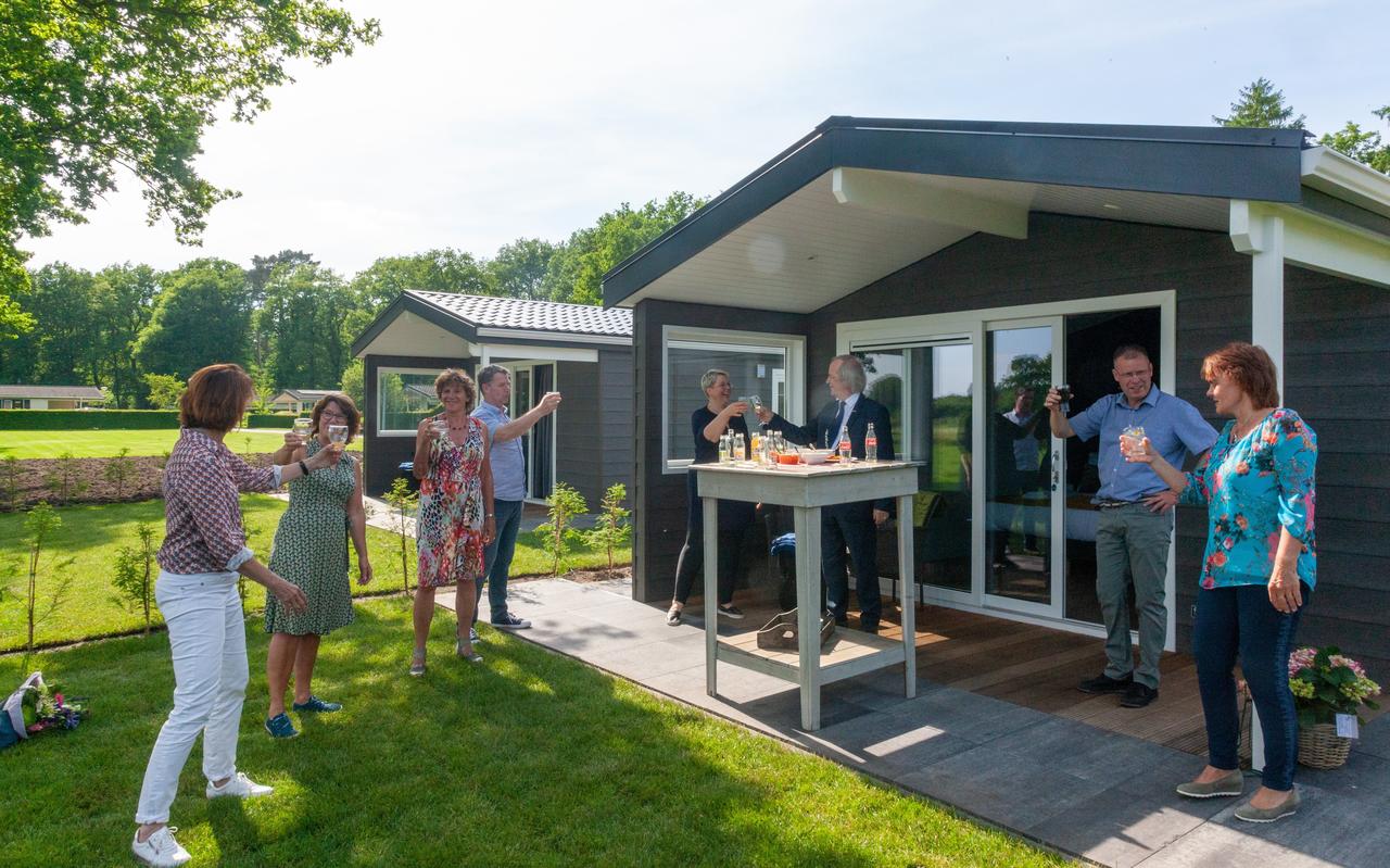 De genodigden waaronder burgemeester Rikus Jager brengen een toost uit op de opening van de eerste twee Welstaete Suites bij Grenzeloos in Doldersum. De genodigden waaronder burgemeester Rikus Jager brengen een toost uit op de opening van de eerste twee Welstaete Suites bij Grenzeloos in Doldersum.