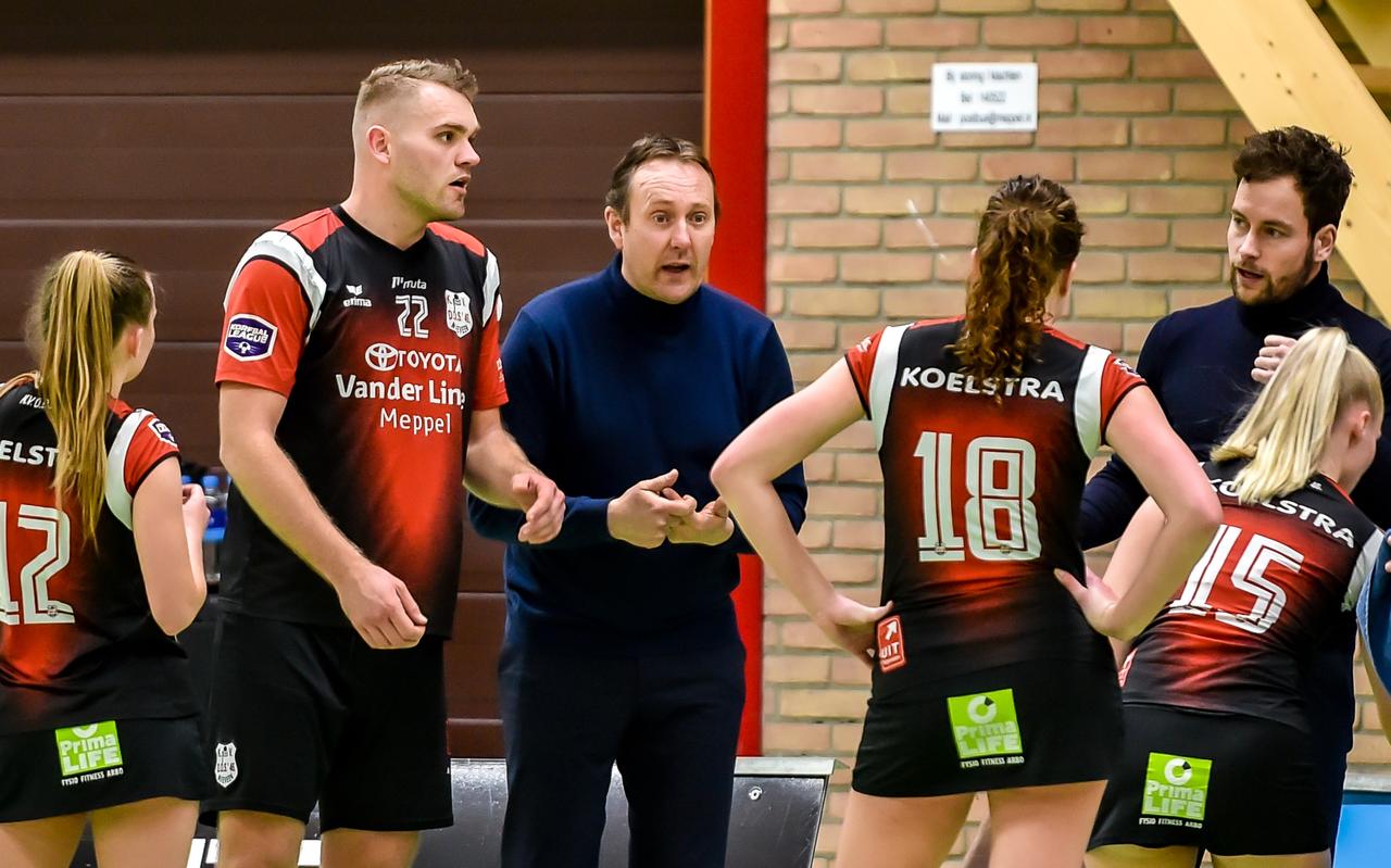 Trainer-coach Edwin Bouman van DOS'46 zet zijn spelers op scherp. De Nijeveners beginnen zaterdag met een loodzware uitwedstrijd aan de nieuwe zaalkorfbalcompetitie. Trainer-coach Edwin Bouman van DOS'46 zet zijn spelers op scherp. De Nijeveners beginnen zaterdag met een loodzware uitwedstrijd aan de nieuwe zaalkorfbalcompetitie.
