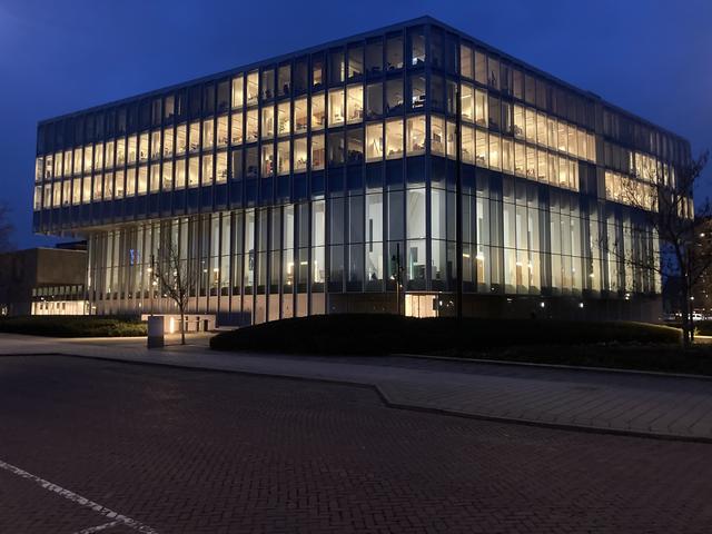 Steenwijker ziet vriendin op feestje met ander praten: de stoppen slaan door en hij deelt klappen ui
