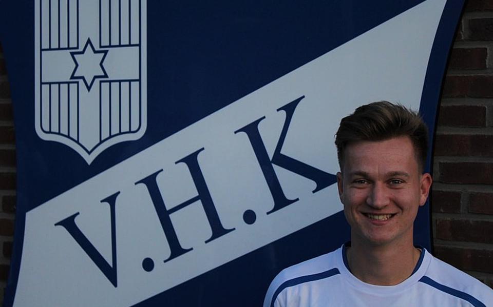 Jac Rook van VHK zag zijn inzet van de doellijn gehaald worden, bij de stand 0-0 in Eerbeek.