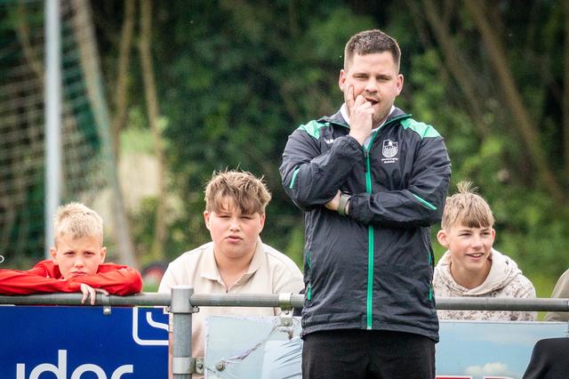 Trainer Roy Holman ziet zichzelf als vriend van de spelers; Blokzijl heeft wind meer in de zeilen