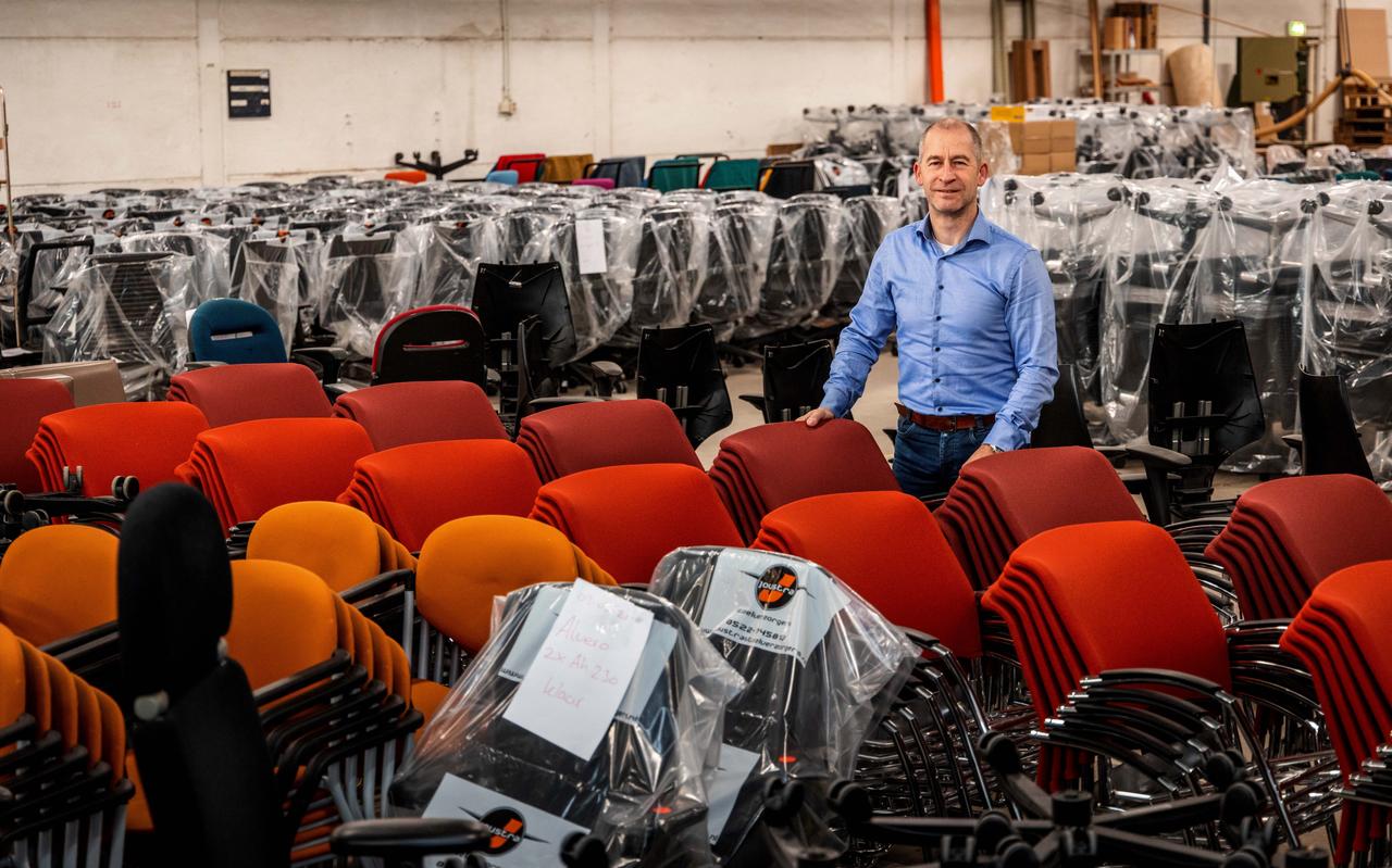 Eigenaar Henry Joustra van Joustra Stoelverzorgers staat tussen de vele gerenoveerde stoelen in het magazijn. Eigenaar Henry Joustra van Joustra Stoelverzorgers staat tussen de vele gerenoveerde stoelen in het magazijn.