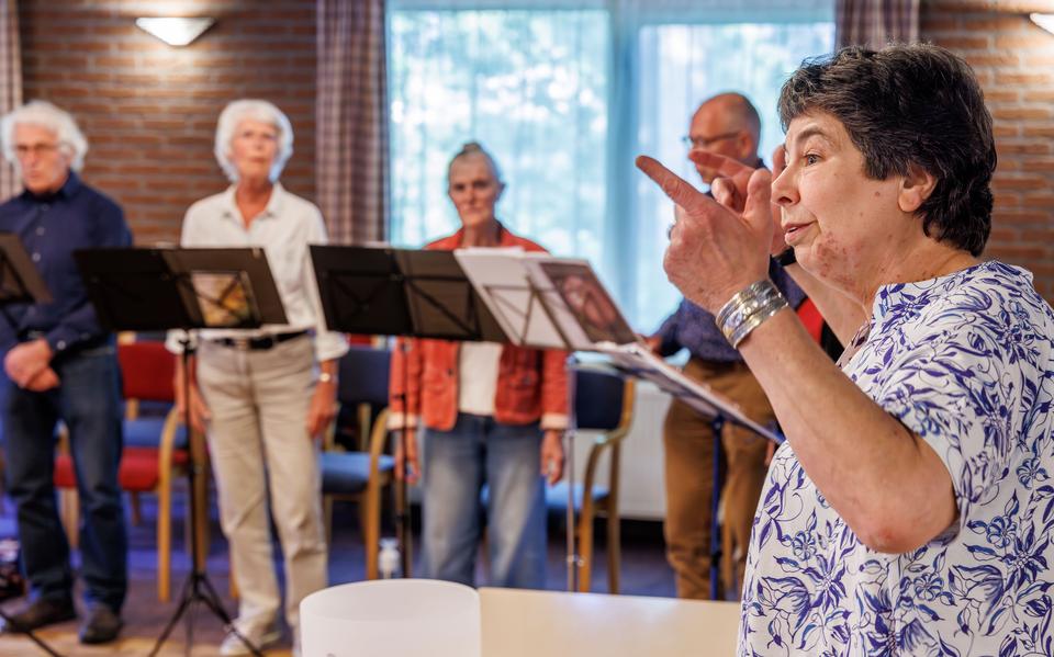 Dirigent Monique Suring leidt de repetitie.