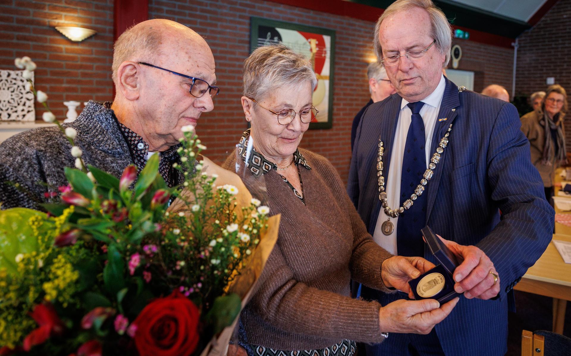 Erepenning voor Annie Veenstra uit Nijensleek, als waardering voor de inzet voor de oudere medemens