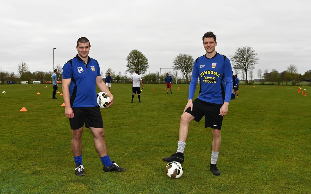 Mark Braad (links) en Patrick de Vries poseren even tijdens de training van het eerste team van vv Blankenham. Mark Braad (links) en Patrick de Vries poseren even tijdens de training van het eerste team van vv Blankenham.