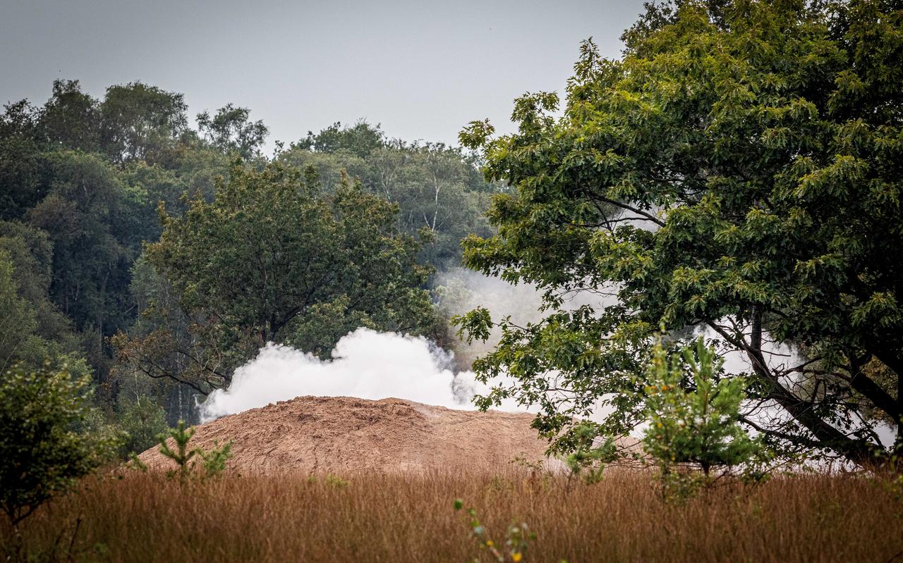 De met 600 kuub zand bedekte bom was in een splitsecond onschadelijk gemaakt. De met 600 kuub zand bedekte bom was in een splitsecond onschadelijk gemaakt.