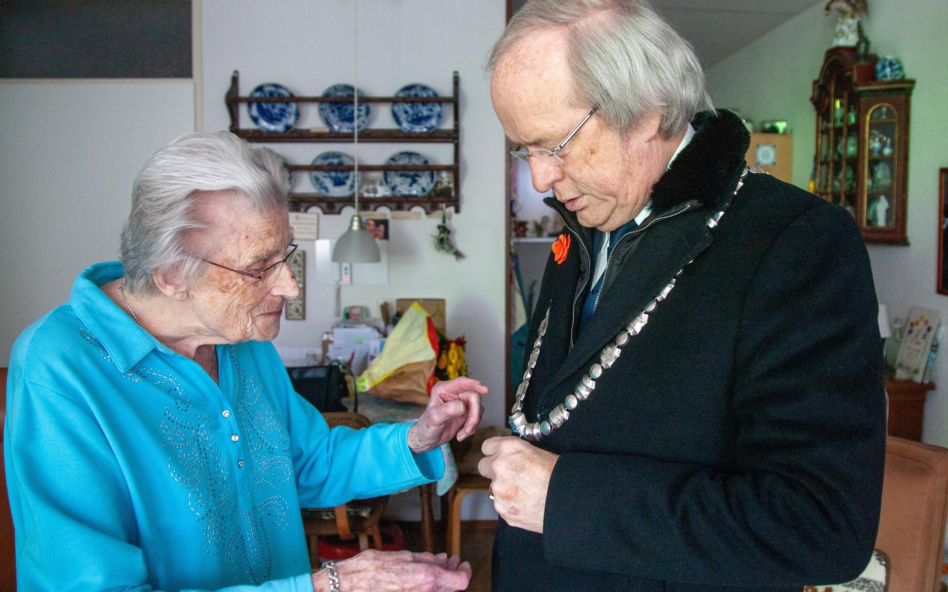 Mies Brons-Hunink uit Diever blaast honderd kaarsjes uit - Steenwijker Courant