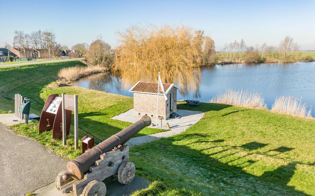 Het kanon op de Zuiderzeedijk bij Blankenham. Bij hoog water werd het afgeschoten. Drie keer schieten betekende kritiek. Bij vier schoten was er een doorbraak. In 1825 mochten de vier schoten niet meer baten. Vluchten ging niet meer. Het kanon op de Zuiderzeedijk bij Blankenham. Bij hoog water werd het afgeschoten. Drie keer schieten betekende kritiek. Bij vier schoten was er een doorbraak. In 1825 mochten de vier schoten niet meer baten. Vluchten ging niet meer.