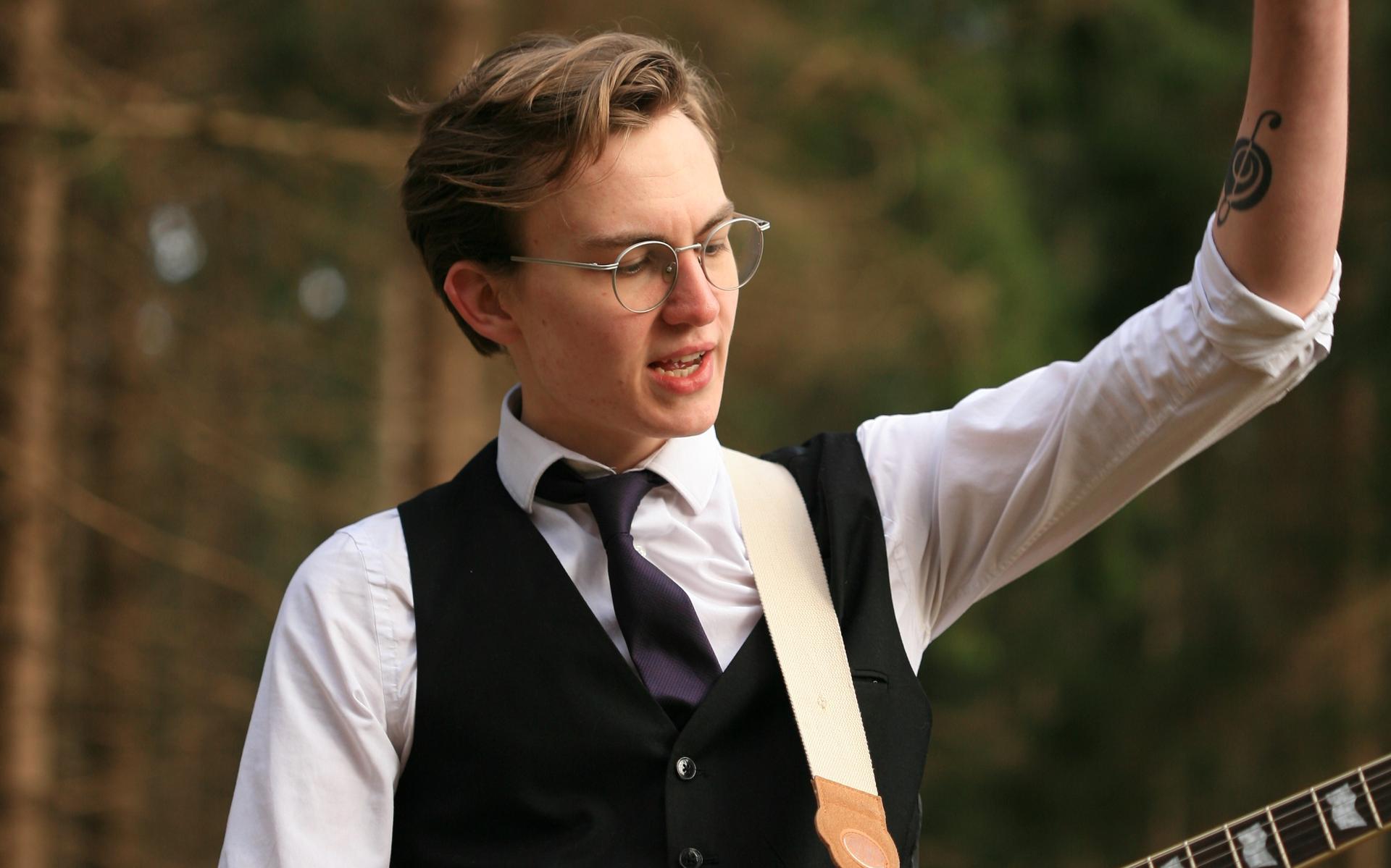 Joris van de Velde uit Steenwijk stuurt zijn muziek de wijde wereld in via Spotify. 'Dit is de eerst