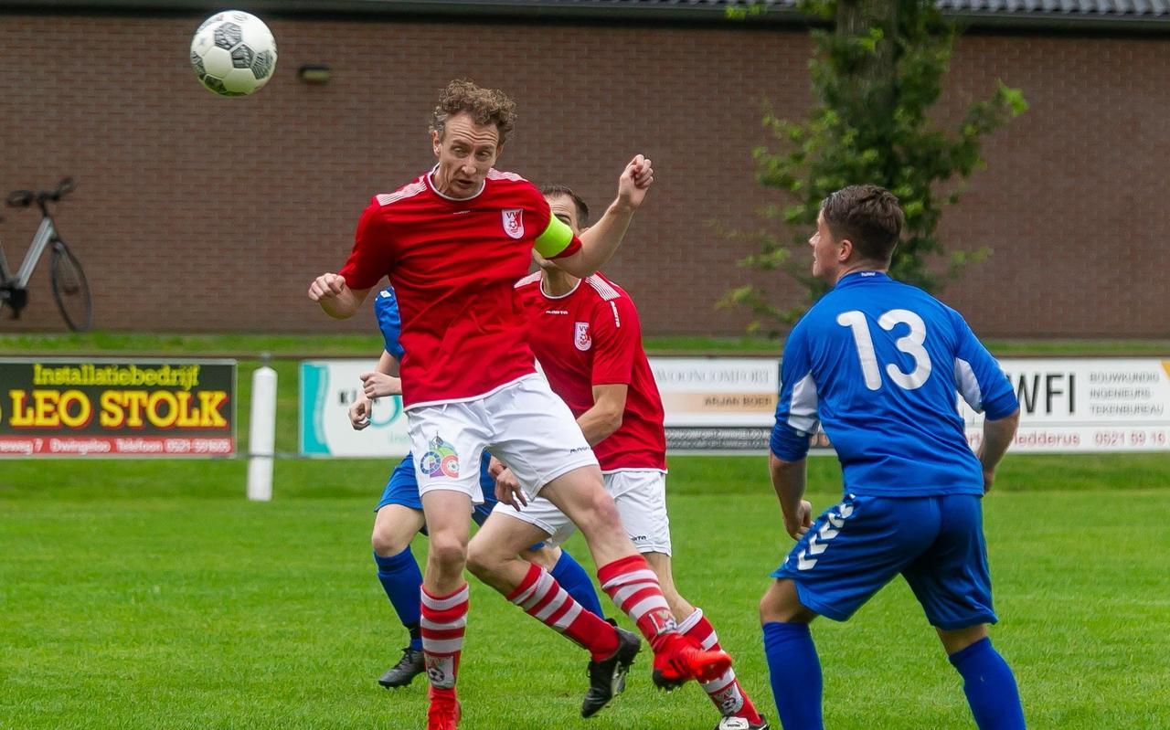 Dwingeloo-aanvoerder Sander Nijstad had zondag met 2 treffers een belangrijk aandeel in de 5-2 bekerzege op Wacker. Dwingeloo-aanvoerder Sander Nijstad had zondag met 2 treffers een belangrijk aandeel in de 5-2 bekerzege op Wacker.