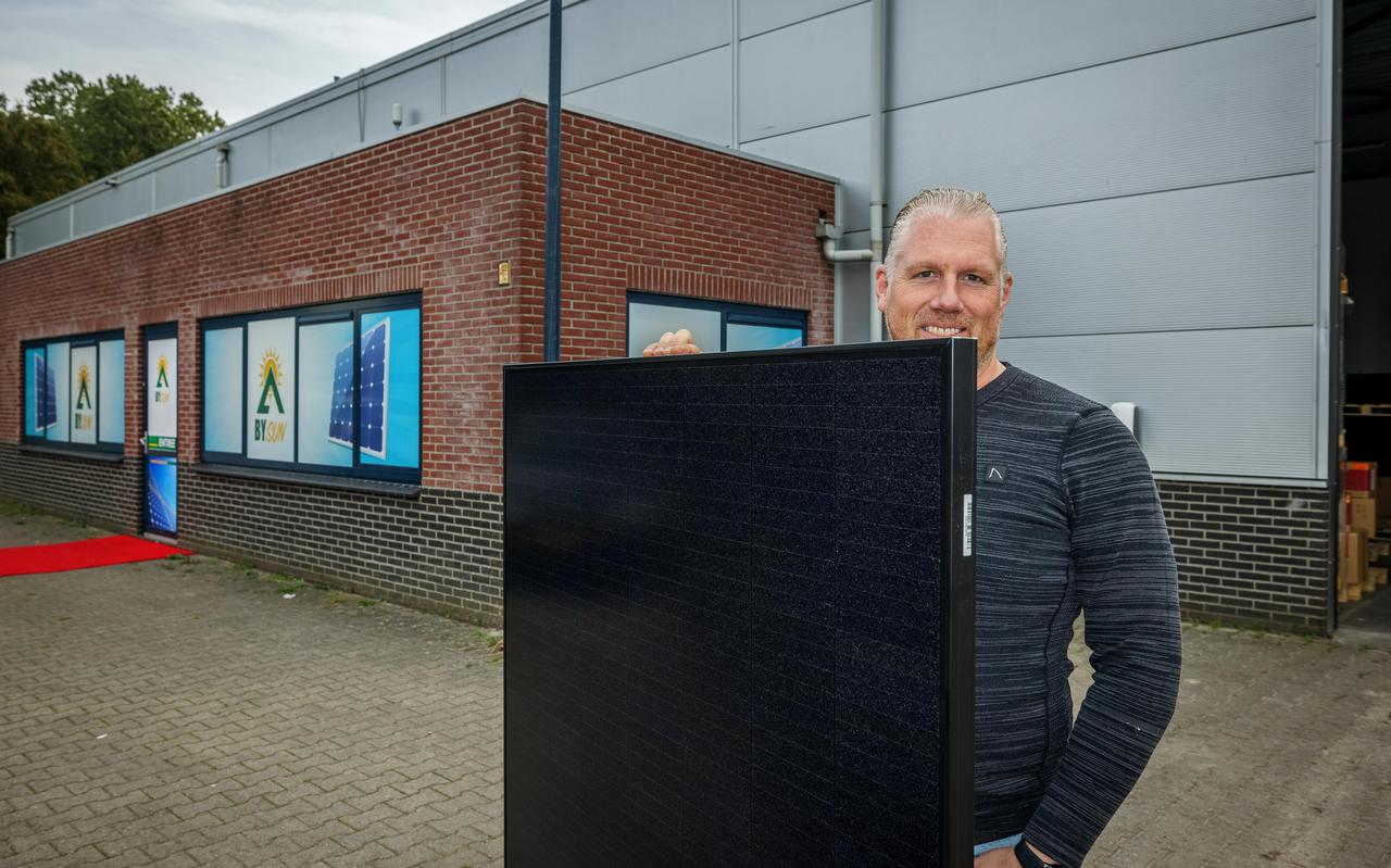 Bas Nip met één van de zonnepanelen die in het pand van Bysun beveiligd en verzekerd op voorraad liggen. Bas Nip met één van de zonnepanelen die in het pand van Bysun beveiligd en verzekerd op voorraad liggen.