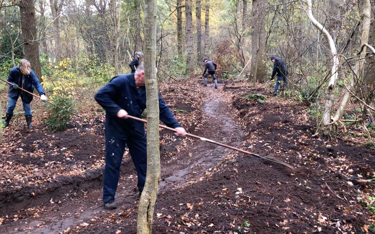 Vrijwilligers hard aan het werk. Vrijwilligers hard aan het werk.