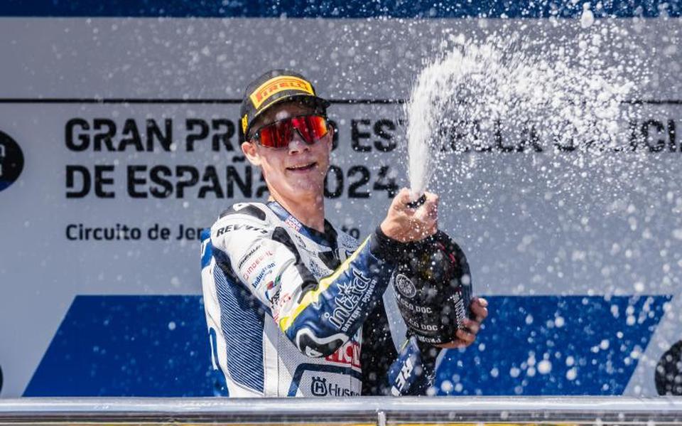 Winnaar Collin Veijer uit Staphorst had zondag alle reden om enthousiast met champagne te spuiten in Jerez.