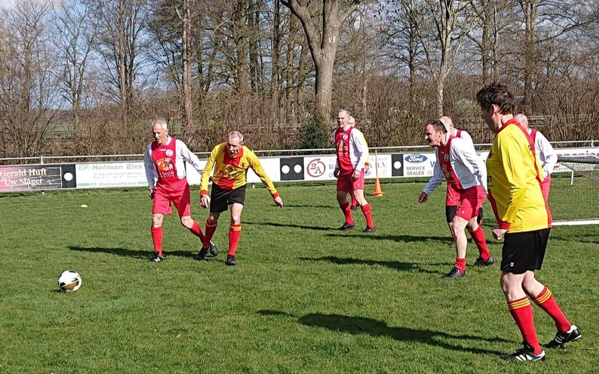 Momentopname van de wedstrijd tussen Vitesse'63 en HZVV. Het bleef 0-0.