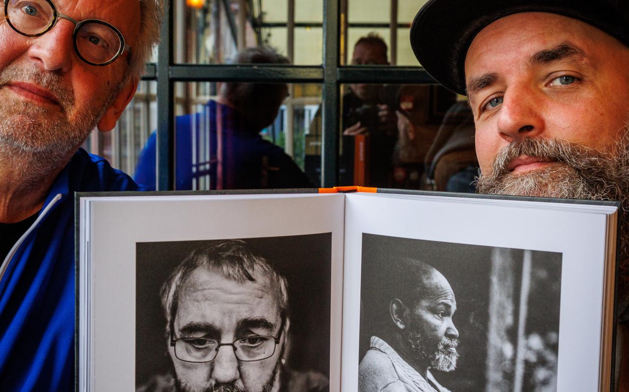 Journalist Flip Vellinga en fotograaf Paul Bink met het boek: Het DNA van Oranjeborg. 