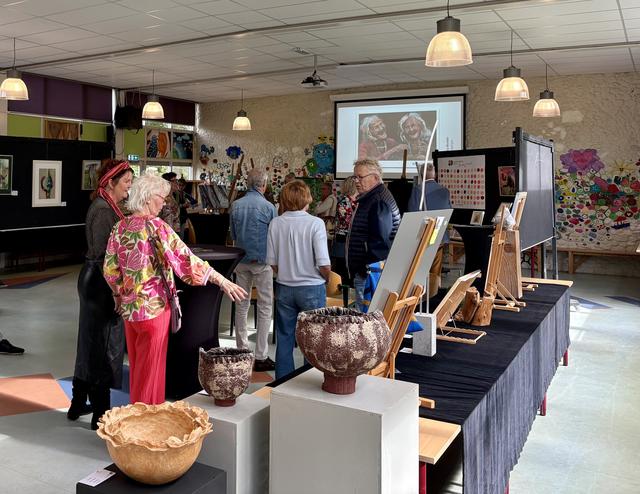 Kunstwandeling Diever viert tienjarig jubileum met feestelijke opening. ‘Kunst verbindt, kunst zet j