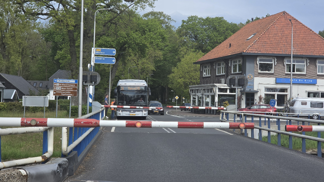 Boskampbrug in Havelte heeft storing, met lange files als gevolg