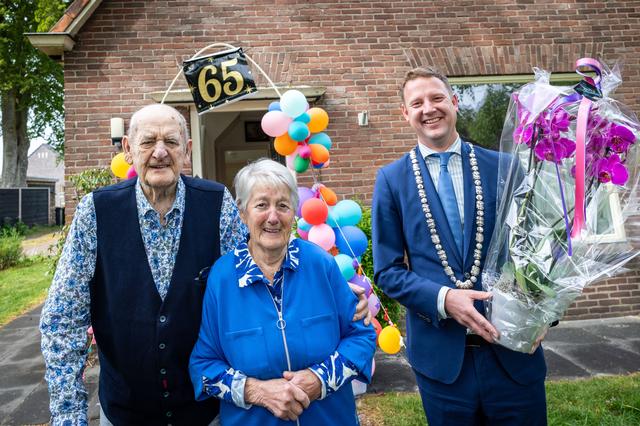 Echtpaar Dijkhuizen uit Vledder viert briljanten huwelijk