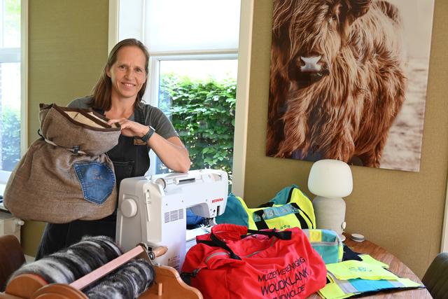 Patricia Doorduijn uit Dwingeloo tovert met gebruikte kleding: ‘Met veel oefenen krijg je er handigh