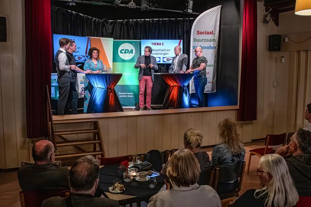 Mild debat in Ons Dorpshuis. Politieke verschillen in Westerveld amper boven tafel