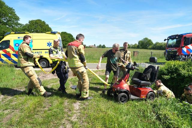 Vrouw belandt in Eesveen met haar scootmobiel in een greppel