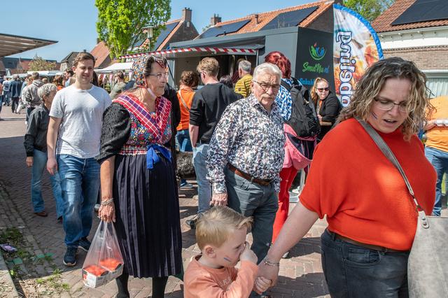 Traditionele Kloostermarkt in Sint Jansklooster trekt weer duizenden bezoekers. Slenteren, kijken, k