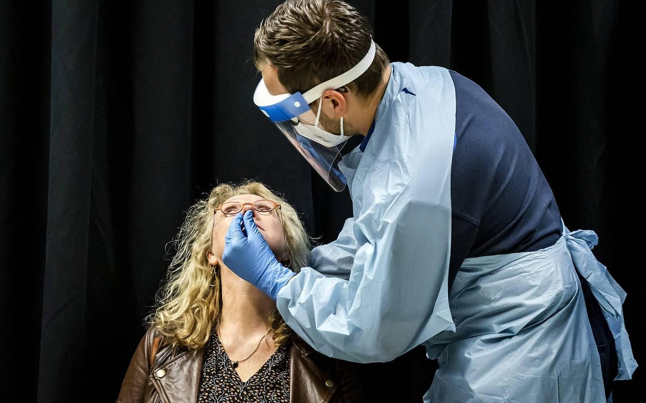 Een vrouw ondergaat een coronatest. Een vrouw ondergaat een coronatest.
