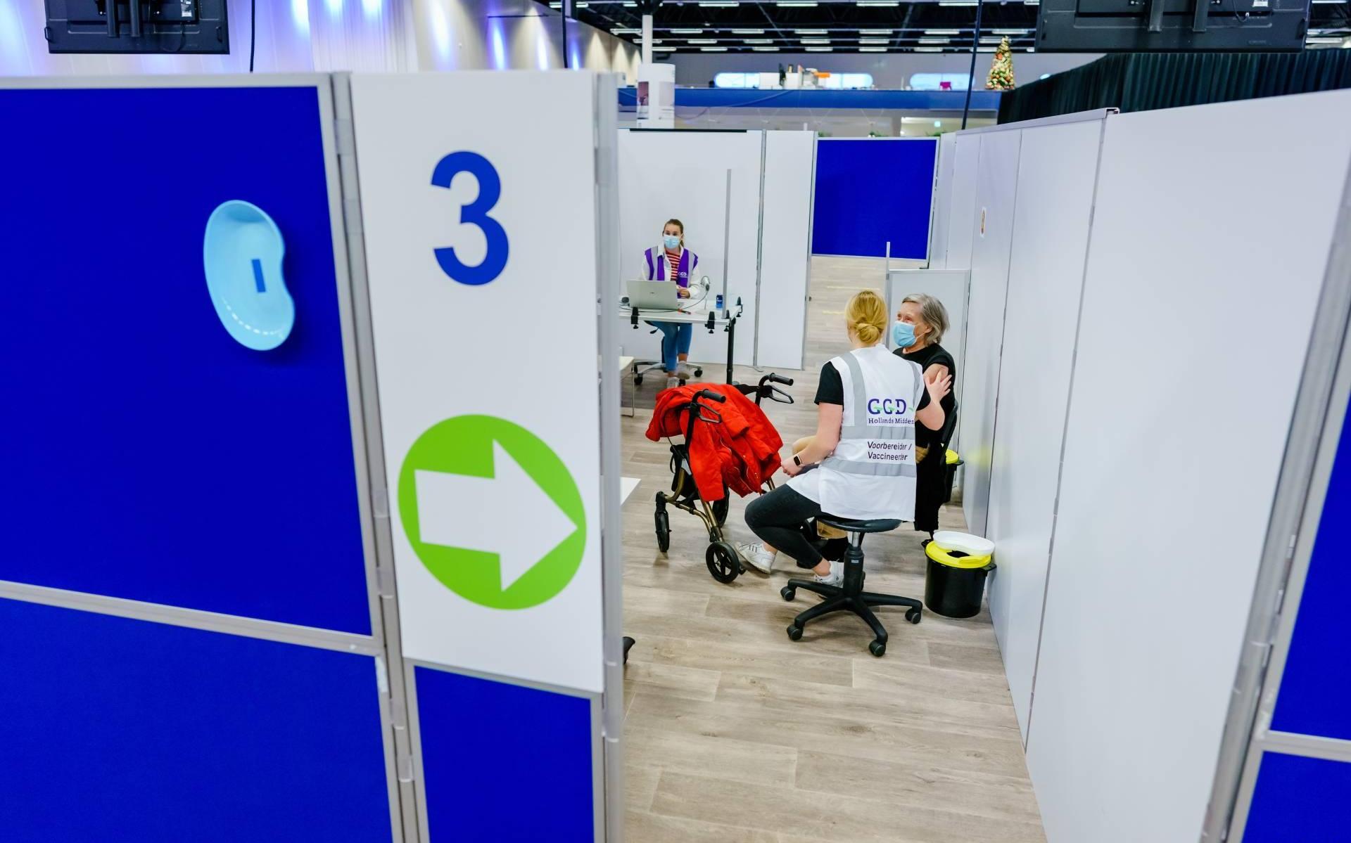Na de start van de boostercampagne, half november, is de prikcapaciteit van GGD IJsselland periodiek opgeschaald van 20.000 vaccinaties, naar 50.000 en nu naar 80.000 vaccinaties per week.