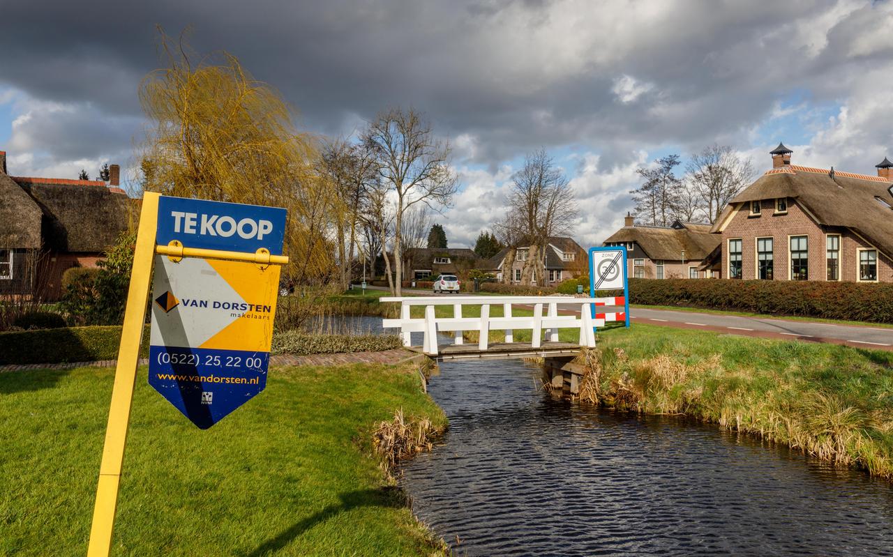 De WOZ-waarde wordt grotendeels bepaald aan de hand van de marktwaarde, wat het huis oplevert als het verkocht zou worden. De WOZ-waarde wordt grotendeels bepaald aan de hand van de marktwaarde, wat het huis oplevert als het verkocht zou worden.