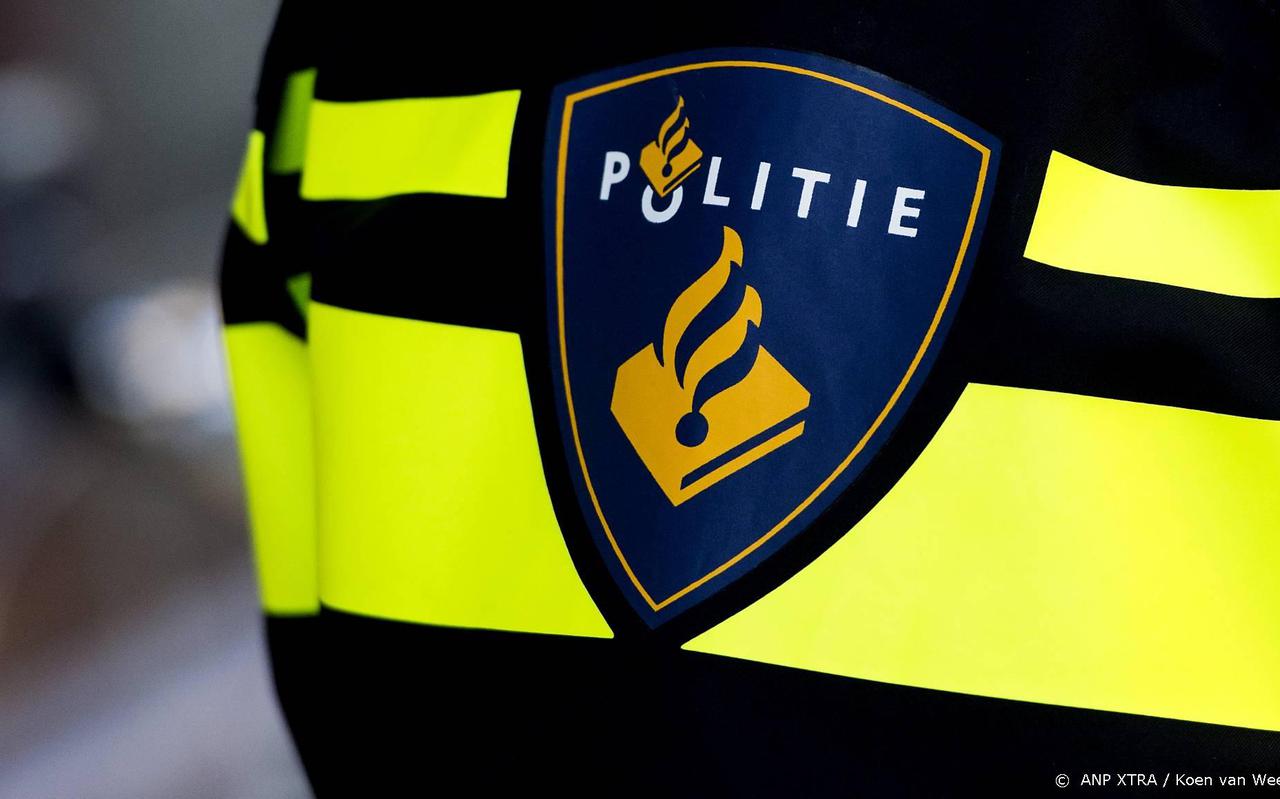 Ernstig gewond en buiten bewustzijn is de man met de ambulance naar de spoedeisende hulp van het Isala ziekenhuis in Zwolle gebracht.