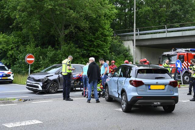 LIVE | N33 bij Siddeburen dicht na ongeluk, bestuurder raakt met grasmachine te water in Roswinkel e