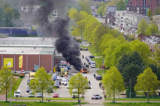 LIVE | Auto vat vlam op parkeerplaats bouwmarkt in Groningen